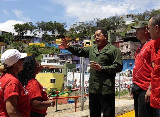 Der damalige Präsdent von Venezuela, Hugo Chávez, während der Fernsehsendung Aló Presidente im Viertel 23 de Enero in Caracas Foto: Prensa Miraflores | CC BY-NC-SA 2.0