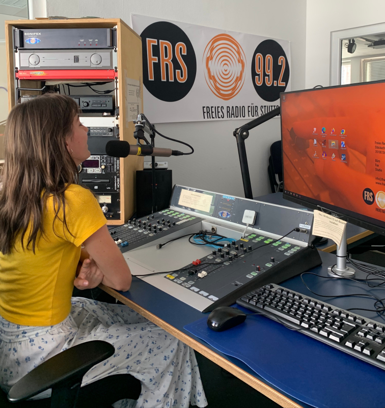 Schülerpraktikantin Lia im Studio des Freien Radios für Stuttgart