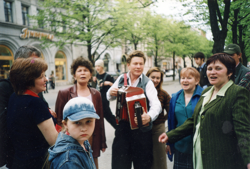 Singende Menschen in Sankt Petersburg auf der Straße