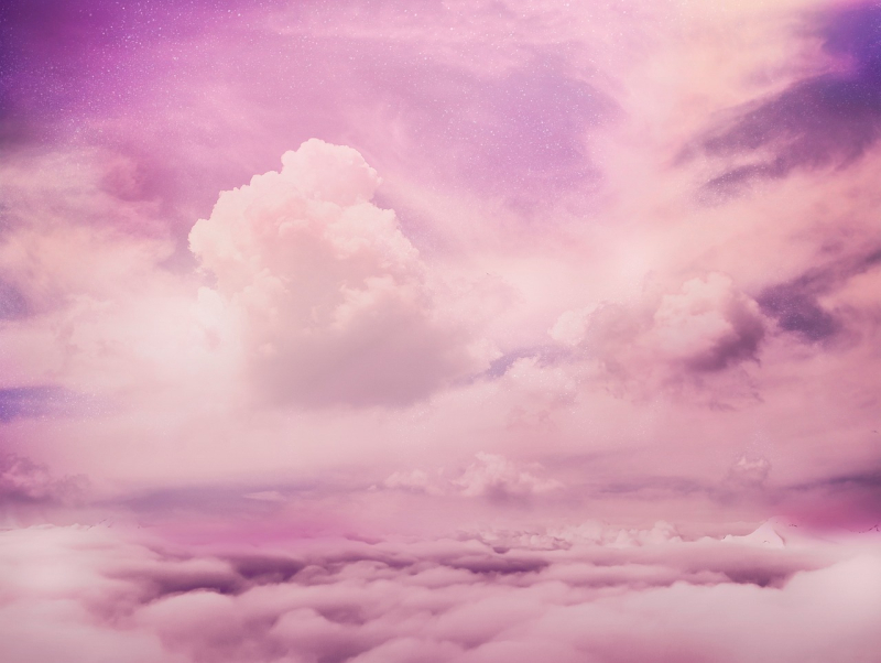 Ein wolkenbehangener, rosafarbener Himmel