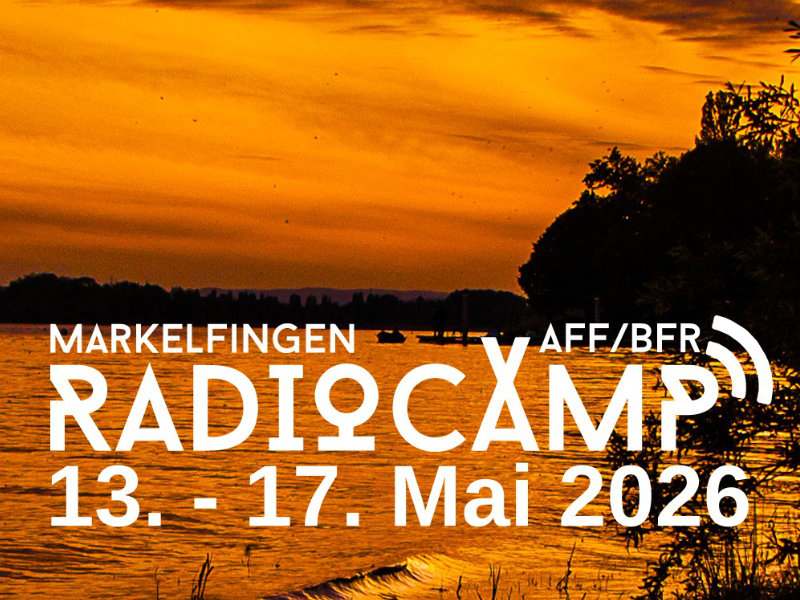 Radiocamp 2026, Sonnenuntergang am Bodensee,  im Vordergrund weiße Schrift