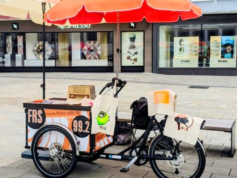 FRS Lastenrad als Infostand mit Sonnenschirmen