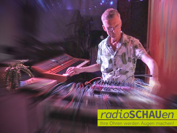 radioSCHAUen, 19.04.25, Pete Farn, Musiker hinter diversen Keyboards und elektronischen Instrumenten stehend